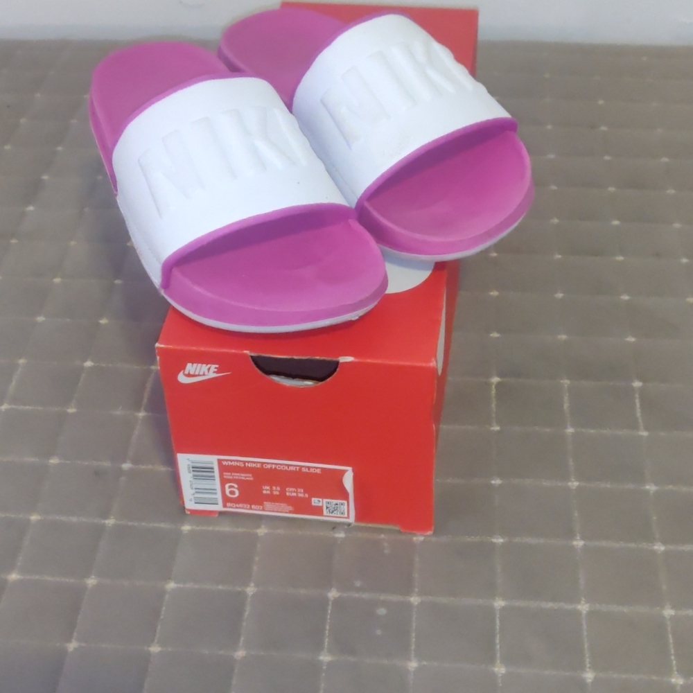 NIKE SLIDES